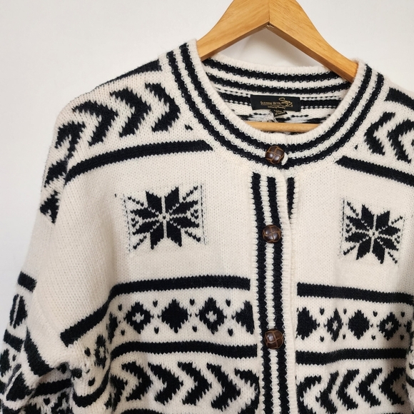 Vintage Black and White Patterned buttondown cardigan Sweater - Picture 5 of 8